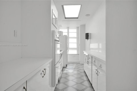 Condo in Miami Beach, Florida, 2 bedrooms  № 1864420 - photo 16