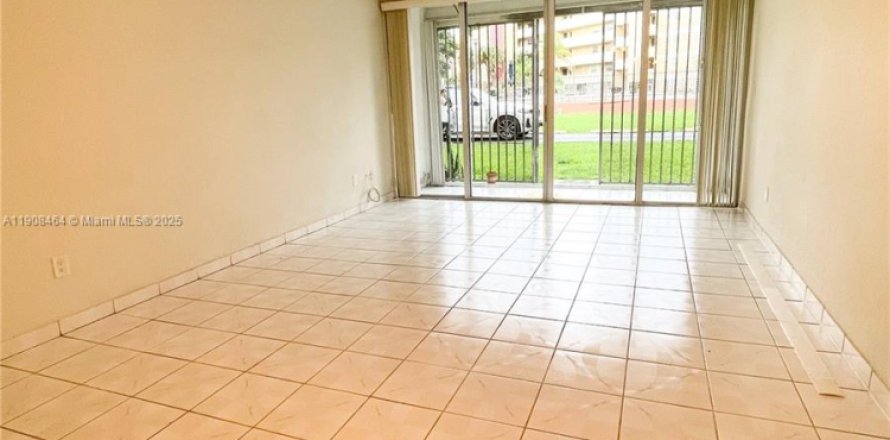 Кондоминиум с 2 спальнями в Майами, Флорида № 1966525