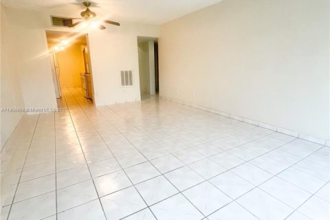 Снять в аренду кондоминиум в Майами, Флорида 2 спальни, 107.67м2, № 1966525 - фото 2