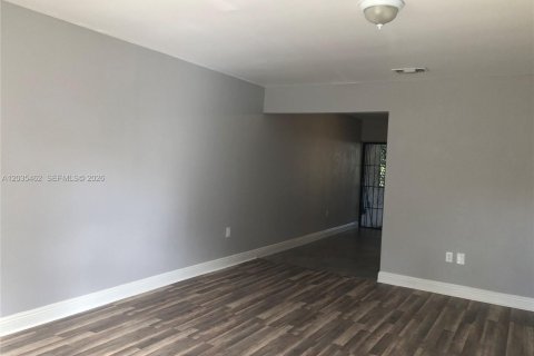 Condo in North Miami, Florida, 2 bedrooms  № 2088398 - photo 4