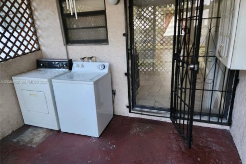 Condo in North Miami, Florida, 2 bedrooms  № 2088398 - photo 16
