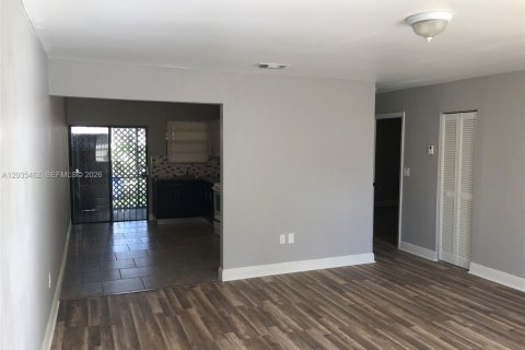 Condo in North Miami, Florida, 2 bedrooms  № 2088398 - photo 5