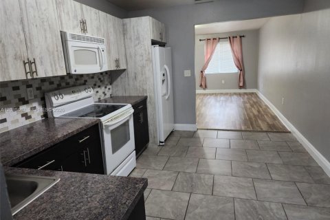 Condo in North Miami, Florida, 2 bedrooms  № 2088398 - photo 2