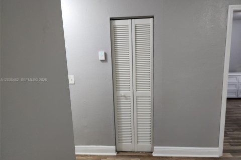 Condo in North Miami, Florida, 2 bedrooms  № 2088398 - photo 9