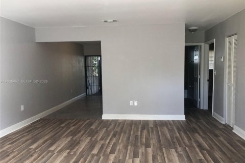 Condo in North Miami, Florida, 2 bedrooms  № 2088398 - photo 3