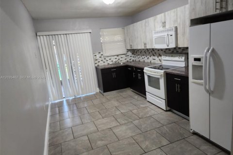 Condo in North Miami, Florida, 2 bedrooms  № 2088398 - photo 6