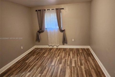 Condo in North Miami, Florida, 2 bedrooms  № 2088398 - photo 13