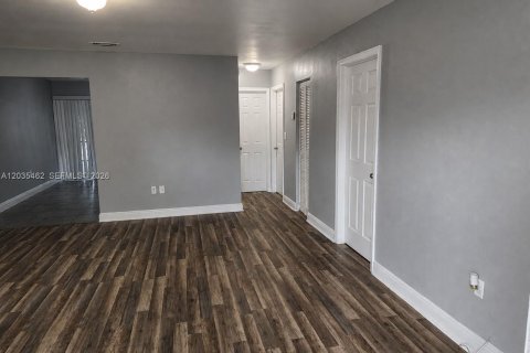 Condo in North Miami, Florida, 2 bedrooms  № 2088398 - photo 8