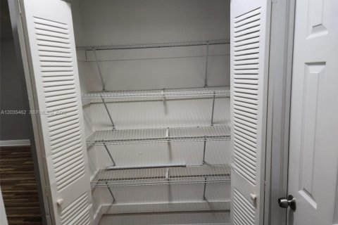 Condo in North Miami, Florida, 2 bedrooms  № 2088398 - photo 12