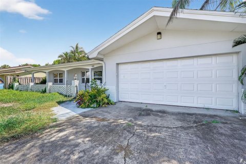 Casa en venta en Saint Petersburg, Florida, 3 dormitorios, 166.57 m2 № 1916644 - foto 1
