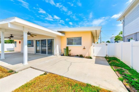 House in Indian Rocks Beach, Florida 2 bedrooms, 139.91 sq.m. № 1684927 - photo 21