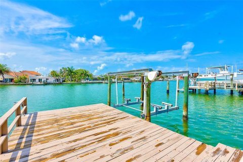 House in Indian Rocks Beach, Florida 2 bedrooms, 139.91 sq.m. № 1684927 - photo 16