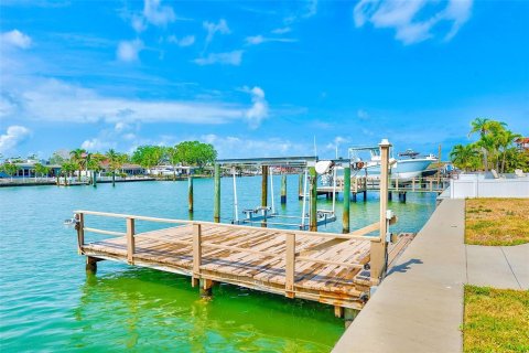 House in Indian Rocks Beach, Florida 2 bedrooms, 139.91 sq.m. № 1684927 - photo 18