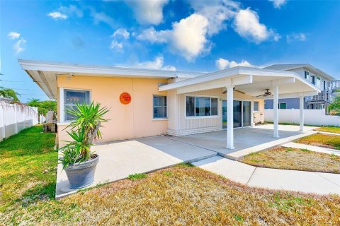 House in Indian Rocks Beach, Florida 2 bedrooms, 139.91 sq.m. № 1684927 - photo 23