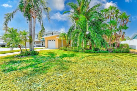 House in Indian Rocks Beach, Florida 2 bedrooms, 139.91 sq.m. № 1684927 - photo 6