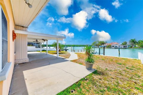 House in Indian Rocks Beach, Florida 2 bedrooms, 139.91 sq.m. № 1684927 - photo 17