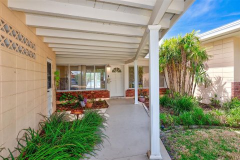 House in Indian Rocks Beach, Florida 2 bedrooms, 139.91 sq.m. № 1684927 - photo 9