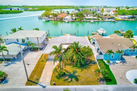 House in Indian Rocks Beach, Florida 2 bedrooms, 139.91 sq.m. № 1684927 - photo 1