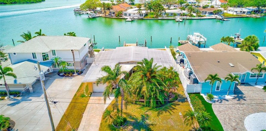 House in Indian Rocks Beach, Florida 2 bedrooms, 139.91 sq.m. № 1684927