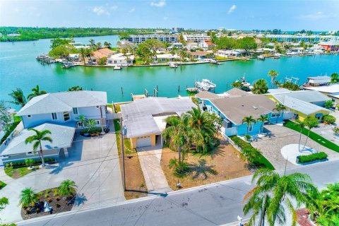 House in Indian Rocks Beach, Florida 2 bedrooms, 139.91 sq.m. № 1684927 - photo 5