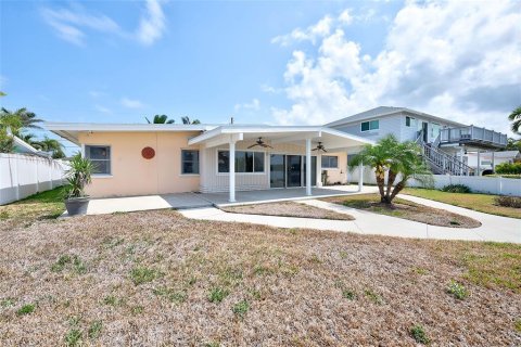 House in Indian Rocks Beach, Florida 2 bedrooms, 139.91 sq.m. № 1684927 - photo 14