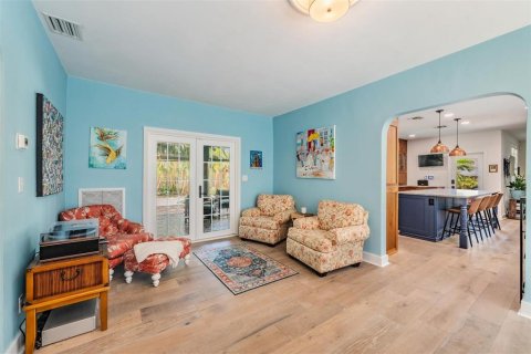 House in Saint Petersburg, Florida 5 bedrooms, 320.88 sq.m. № 1848246 - photo 11