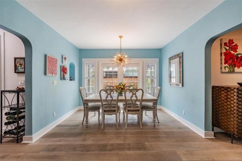 House in Saint Petersburg, Florida 5 bedrooms, 320.88 sq.m. № 1848246 - photo 12