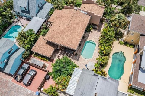 House in Saint Petersburg, Florida 5 bedrooms, 320.88 sq.m. № 1848246 - photo 3