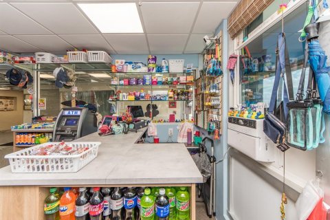 Commercial property in Clearwater, Florida № 1813217 - photo 9