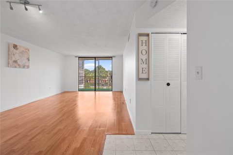 Condo in North Lauderdale, Florida, 2 bedrooms № 2081503