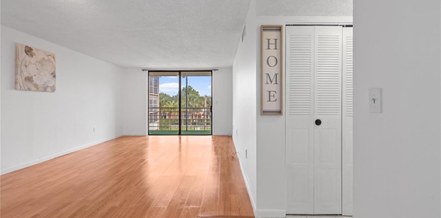Condo in North Lauderdale, Florida, 2 bedrooms  № 2081503
