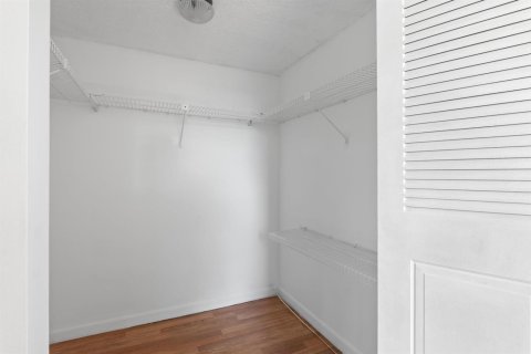 Condo in North Lauderdale, Florida, 2 bedrooms  № 2081503 - photo 15