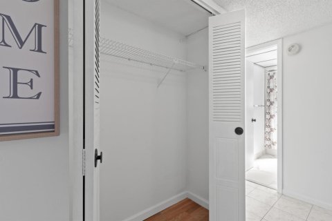 Condo in North Lauderdale, Florida, 2 bedrooms  № 2081503 - photo 8