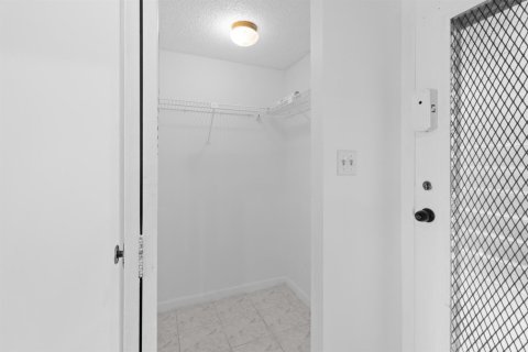 Condo in North Lauderdale, Florida, 2 bedrooms  № 2081503 - photo 10