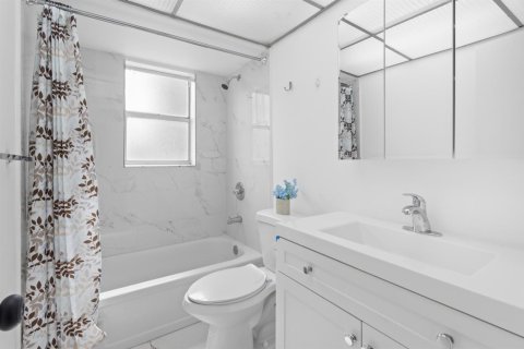 Condo in North Lauderdale, Florida, 2 bedrooms  № 2081503 - photo 11
