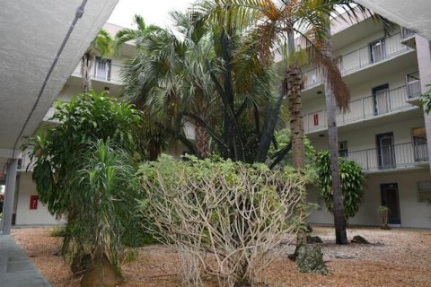 Condo in North Lauderdale, Florida, 2 bedrooms  № 2081503 - photo 23