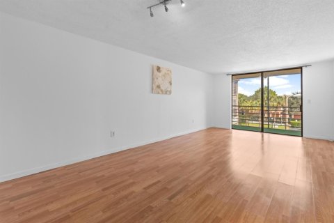 Condo in North Lauderdale, Florida, 2 bedrooms  № 2081503 - photo 3