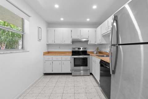 Condo in North Lauderdale, Florida, 2 bedrooms  № 2081503 - photo 4