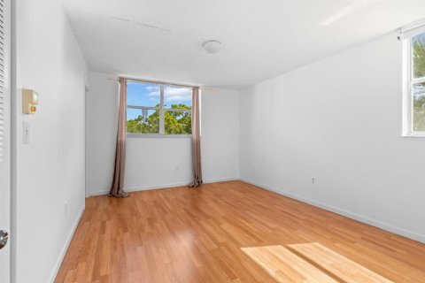 Condo in North Lauderdale, Florida, 2 bedrooms  № 2081503 - photo 14