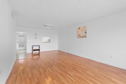 Condo in North Lauderdale, Florida, 2 bedrooms  № 2081503 - photo 2
