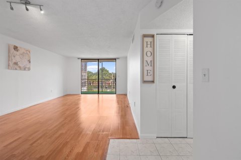 Condo in North Lauderdale, Florida, 2 bedrooms  № 2081503 - photo 12
