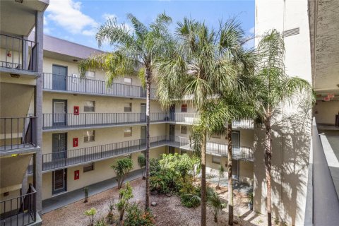 Condo in North Lauderdale, Florida, 2 bedrooms  № 2081503 - photo 19