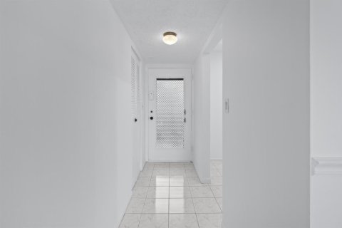 Condo in North Lauderdale, Florida, 2 bedrooms  № 2081503 - photo 16