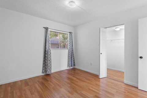 Condo in North Lauderdale, Florida, 2 bedrooms  № 2081503 - photo 9