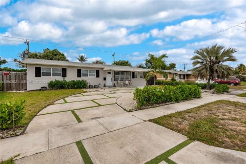 Купить виллу или дом в Пемброк-Пайнс, Флорида 4 спальни, 141.03м2, № 2023969 - фото 2