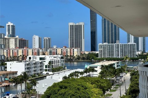 Studio à Condo à North Miami Beach, Floride  № 2058376