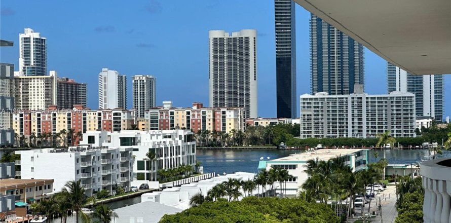Studio à Condo à North Miami Beach, Floride № 2058376