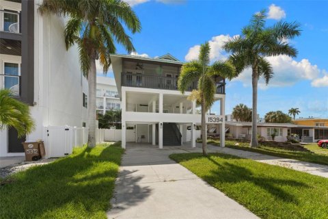 House in Madeira Beach, Florida 3 bedrooms, 192.68 sq.m. № 2391012 - photo 2