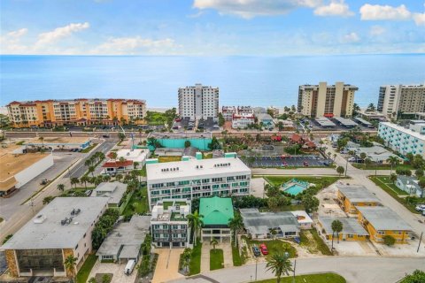 House in Madeira Beach, Florida 3 bedrooms, 192.68 sq.m. № 2391012 - photo 5
