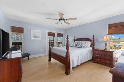 House in Madeira Beach, Florida 3 bedrooms, 192.68 sq.m. № 2391012 - photo 19